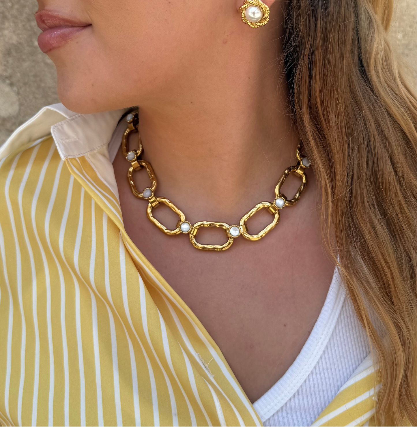 Collier choker gros maillons dorés ornés de  pierres de nacre blanches : Maïwenn