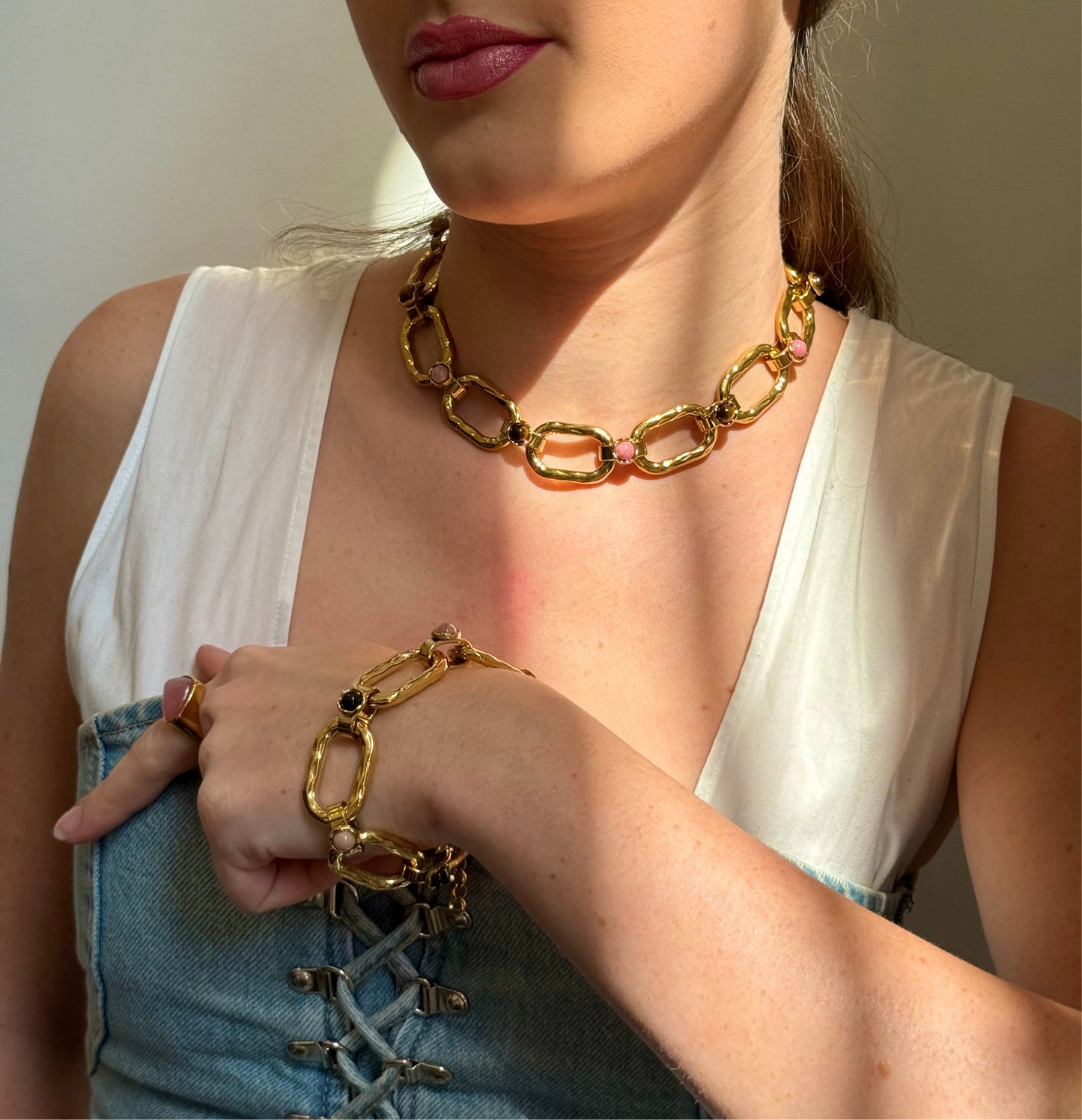 Bracelet gros maillons martelés ornés de pierres naturelles : bracelet Maïwenn 