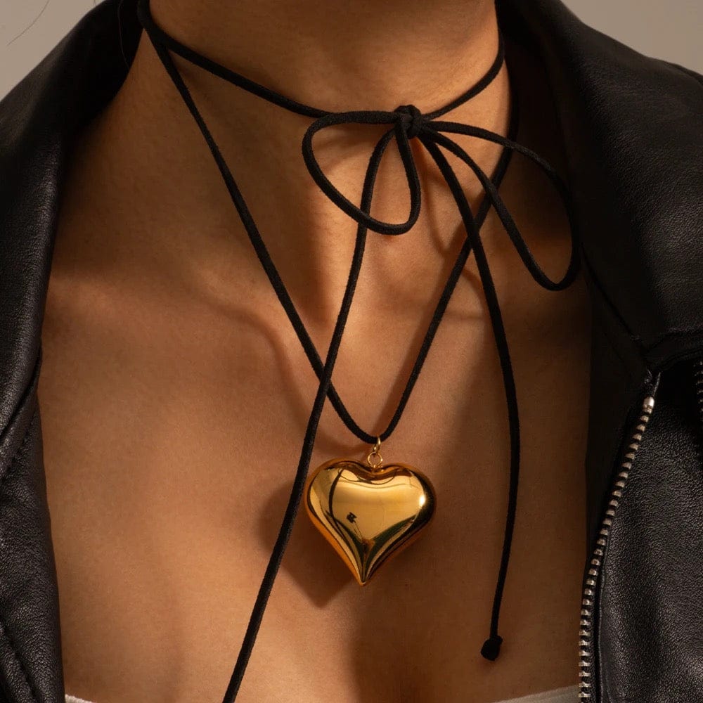 Collier ras du coup lacet noué noir pendentif coeur