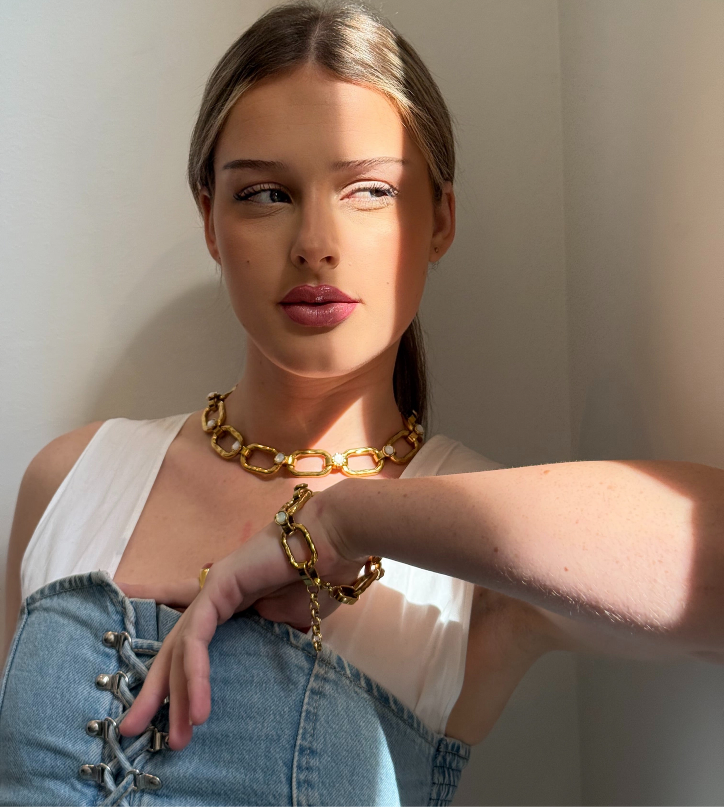 Collier choker gros maillons dorés ornés de  pierres de nacre blanches : Maïwenn