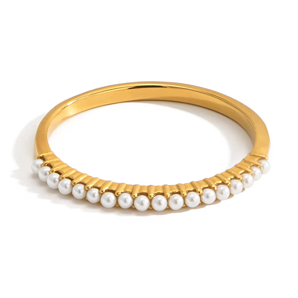 Bague dorée en acier chirurgical ornée de perles blanches