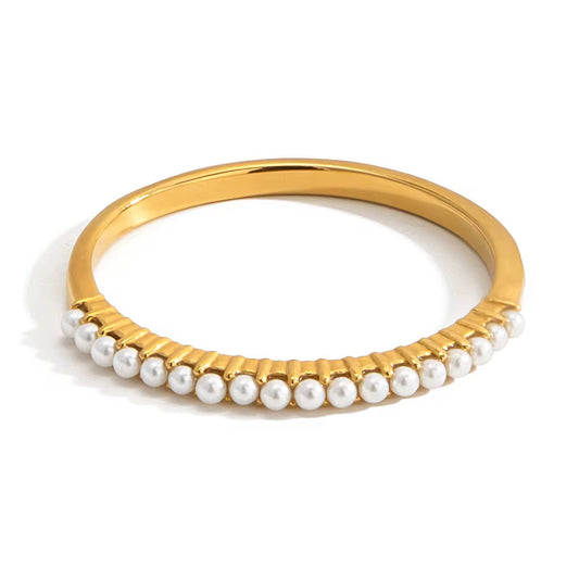 Bague dorée en acier chirurgical ornée de perles blanches