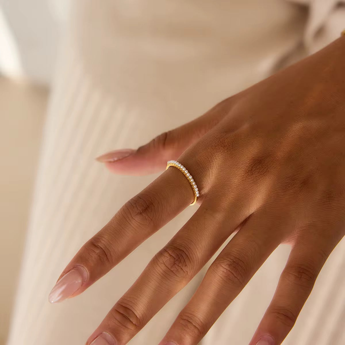 Femme portant la bague avec perles naturelles