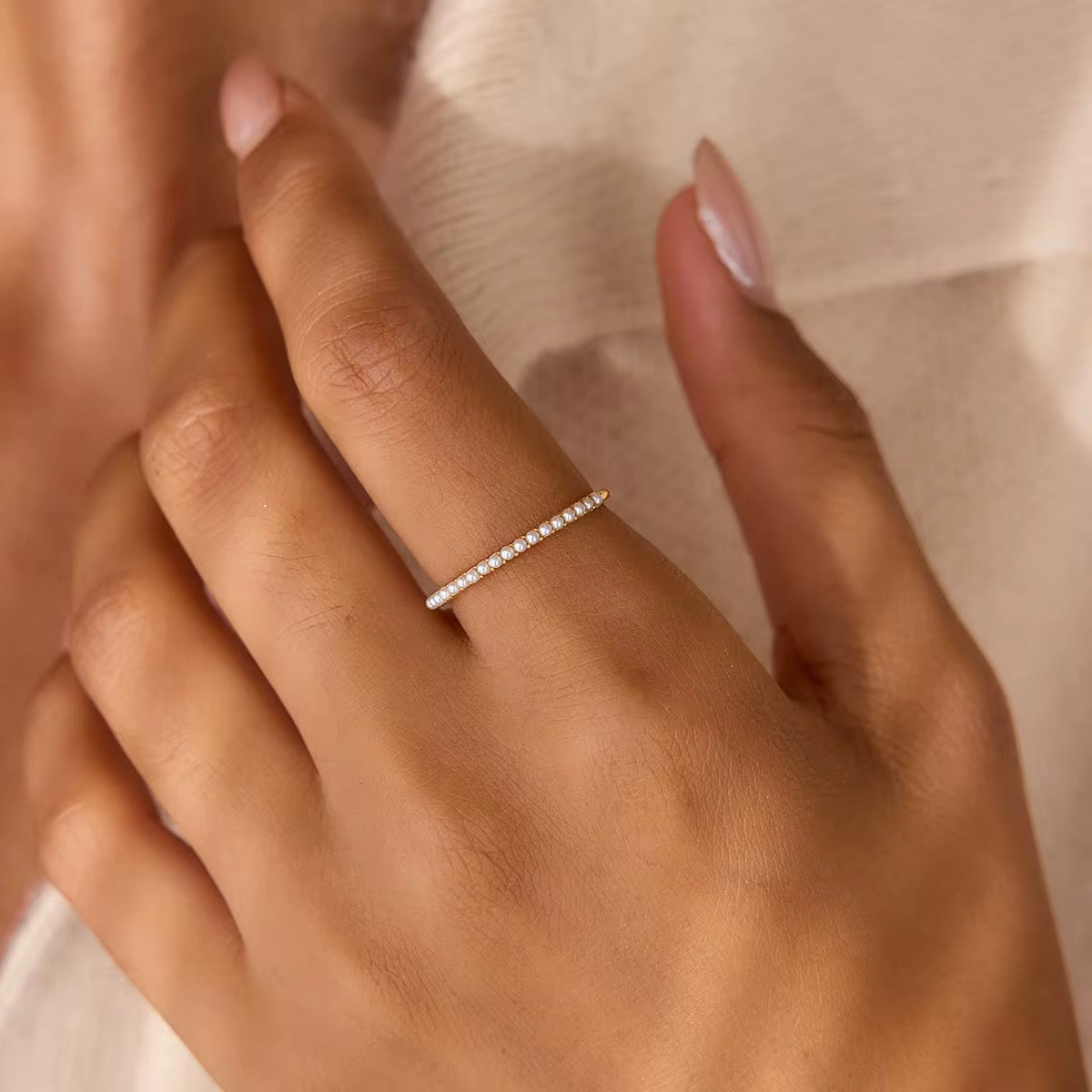 Bague en acier chirurgical doré et perles portée