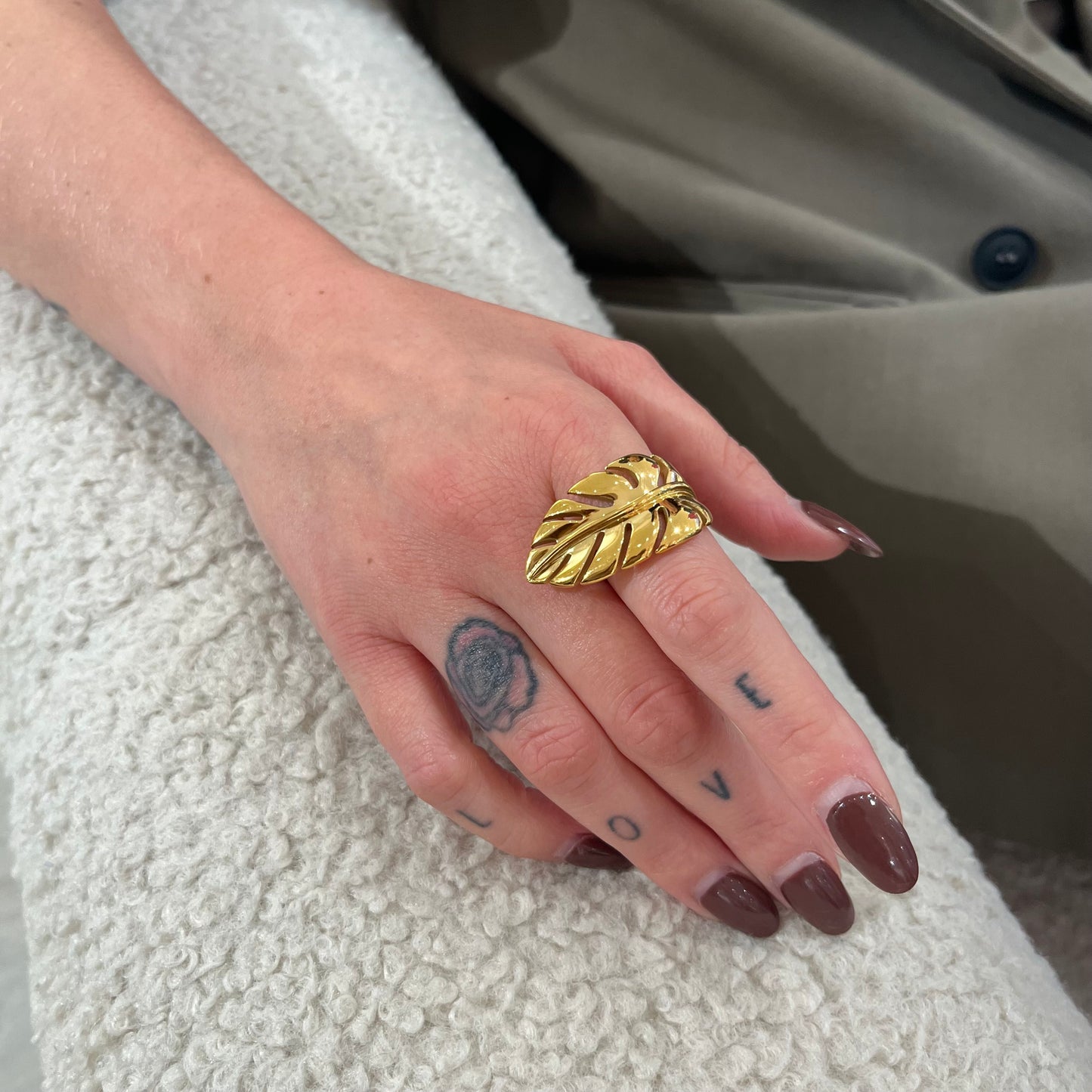 Bague Margaux : Bague design plume, un bijou audacieux stylé