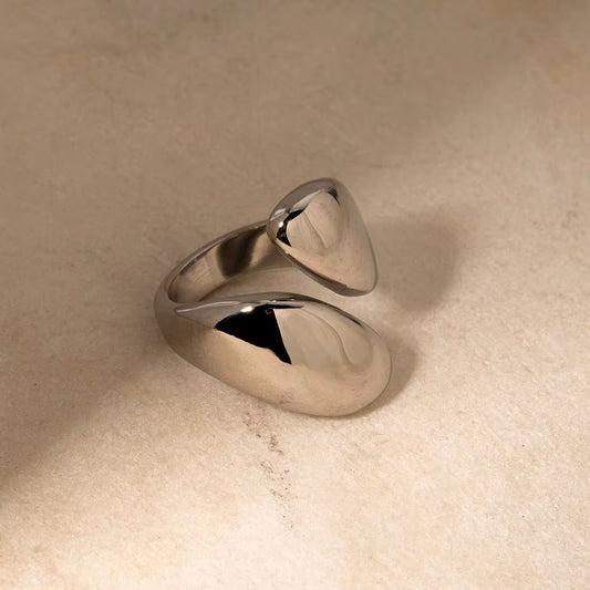 Bague ajustable en acier inoxydable trempée à l’or 18 carats : Clara