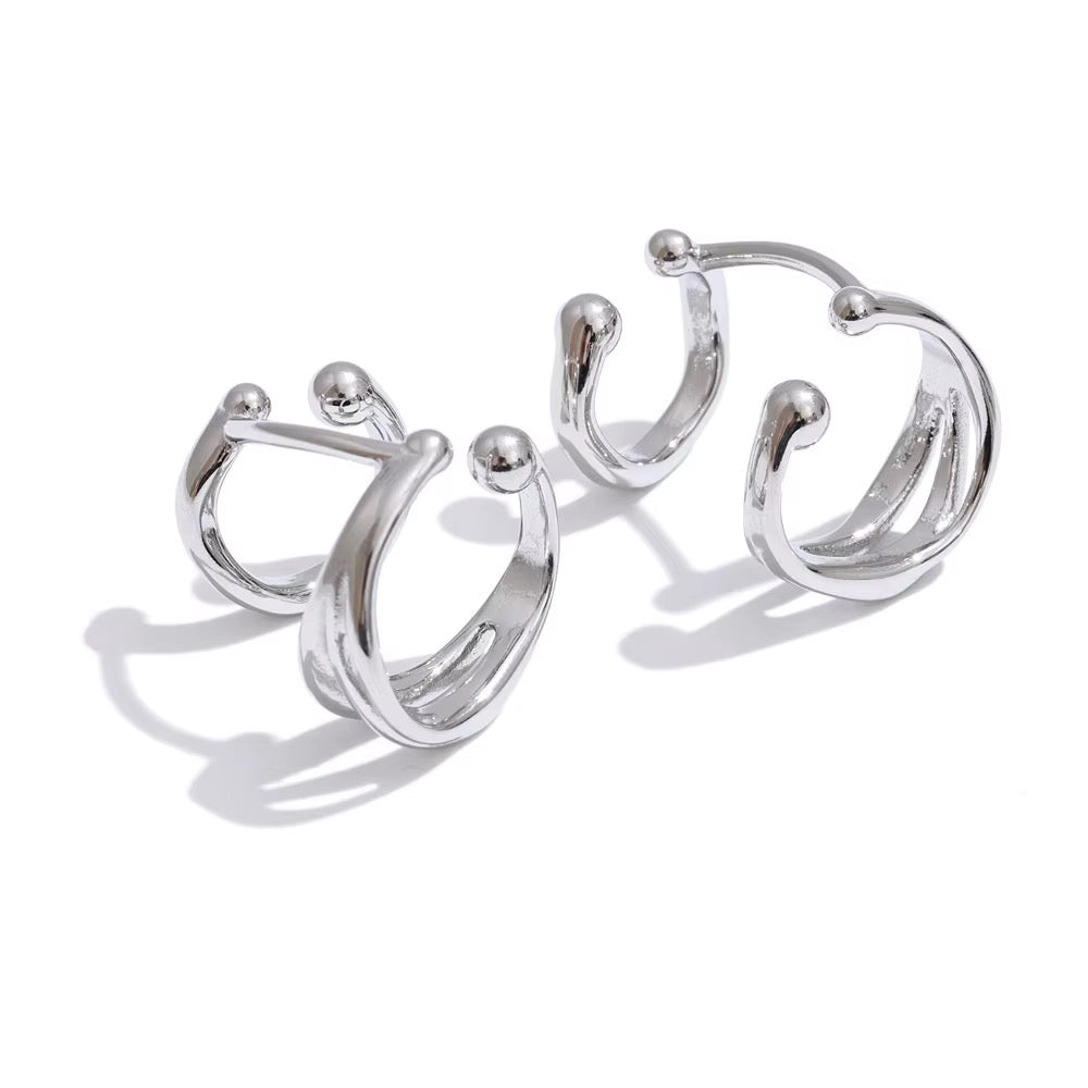 Bague d’oreille double argentée sans perçage portée sur le cartilage