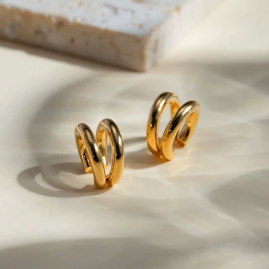 Bague d’oreille sans perçage à double anneau doré sur fond blanc