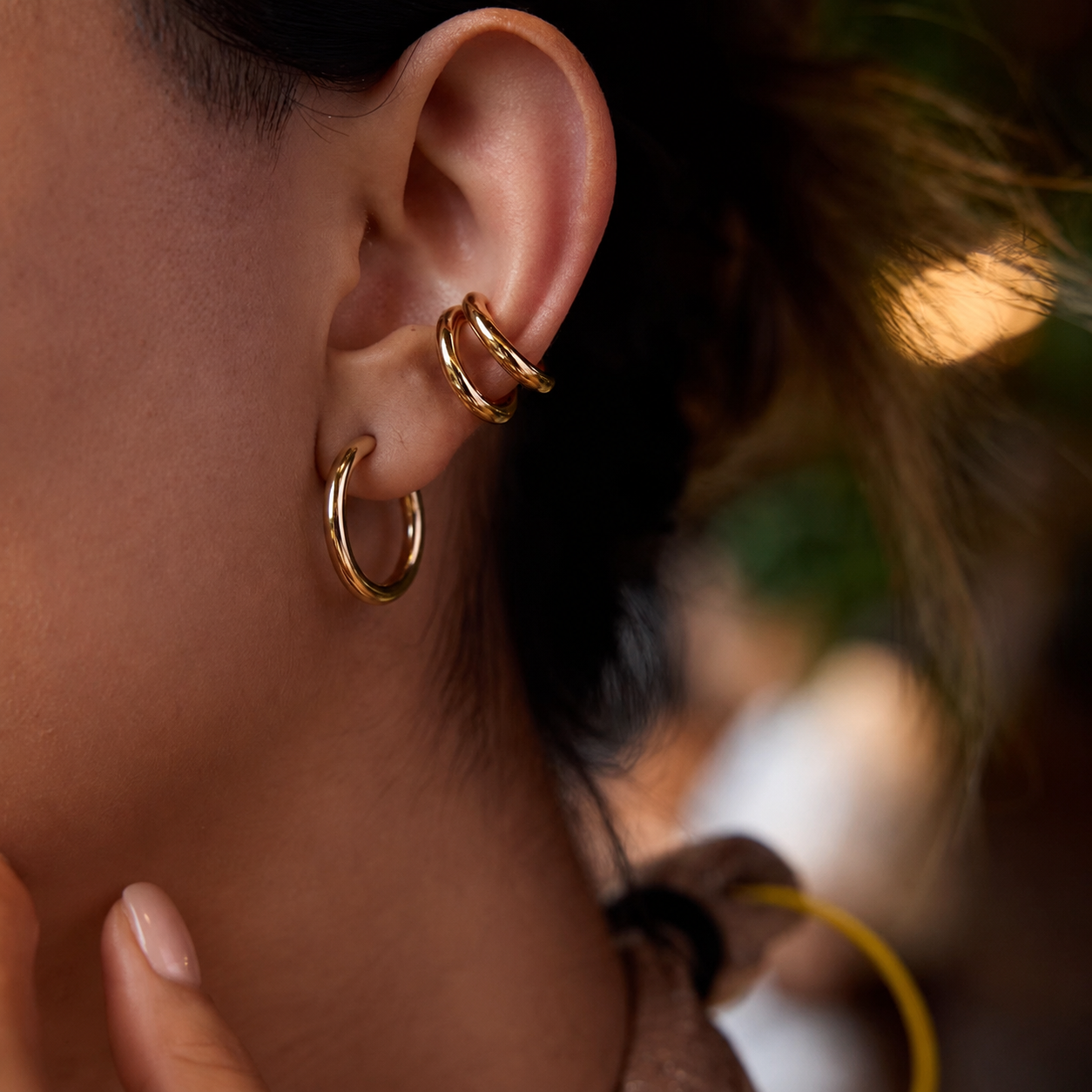 Ear cuff double Alba associé à une créole dorée sur une oreille