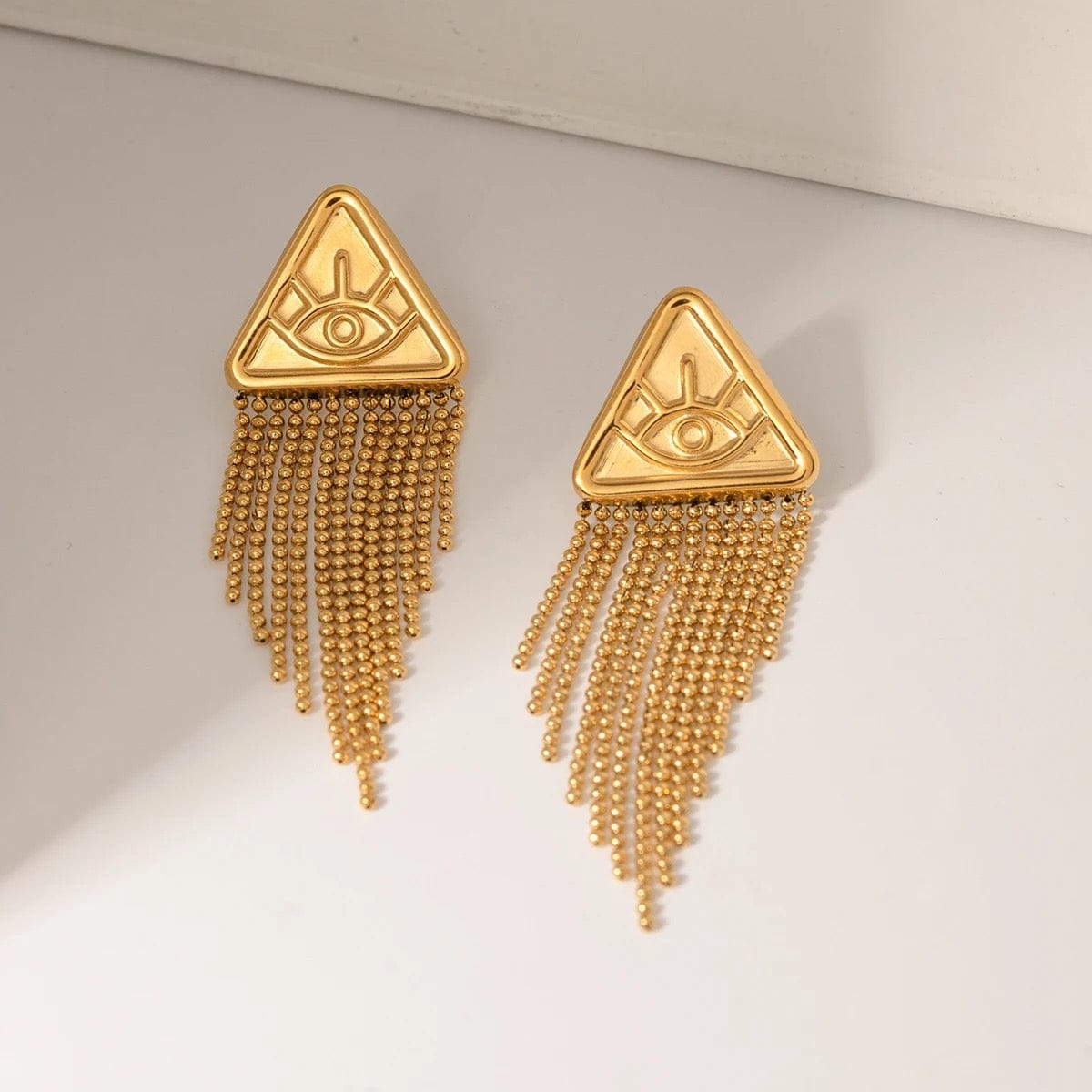 Boucles d'oreilles dorées en forme de triangle avec chaînes pendantes
