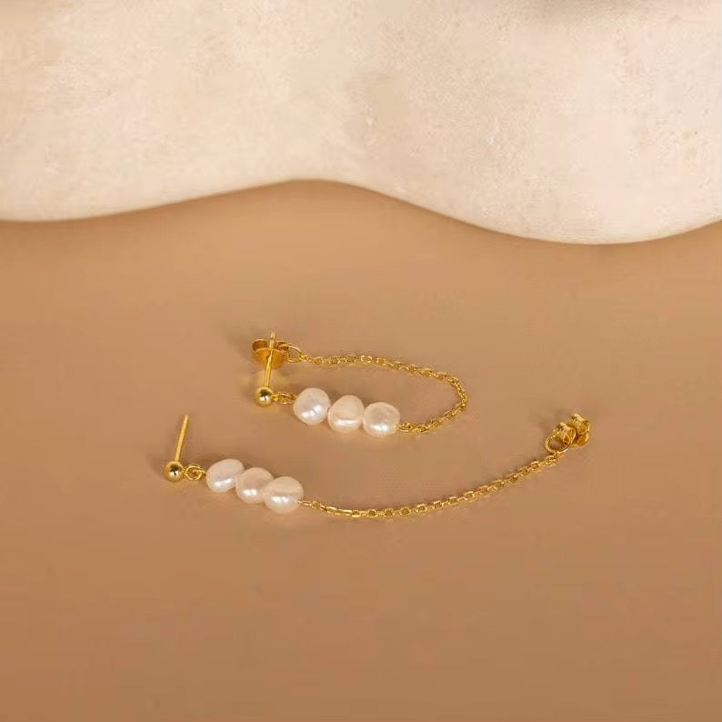Boucles d’oreilles pendantes avec chaîne dorée ultra fine et des perles naturelles 