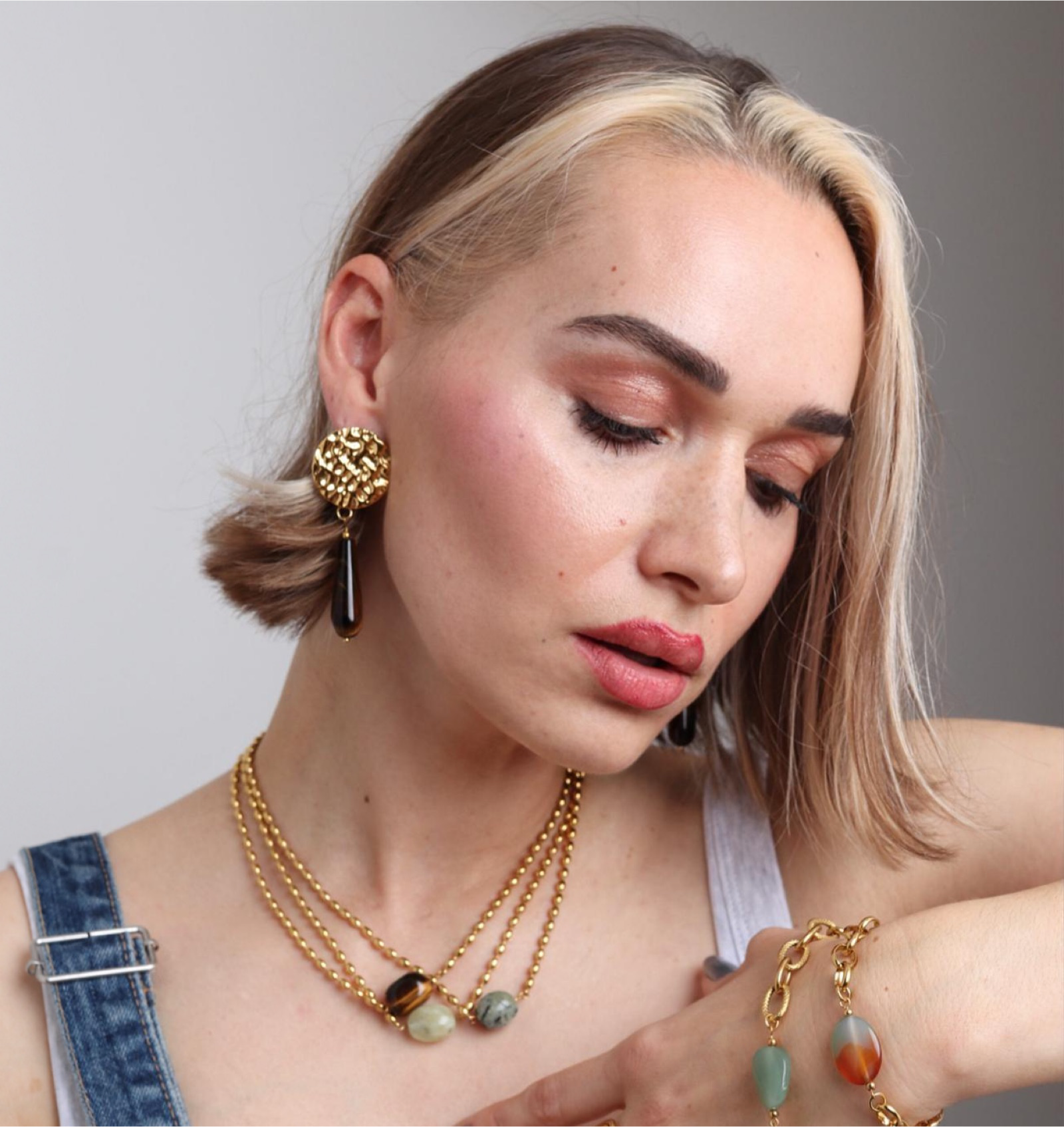 Boucles d’oreilles pendantes en œil de tigre – pierre de protection | L’Or Didon