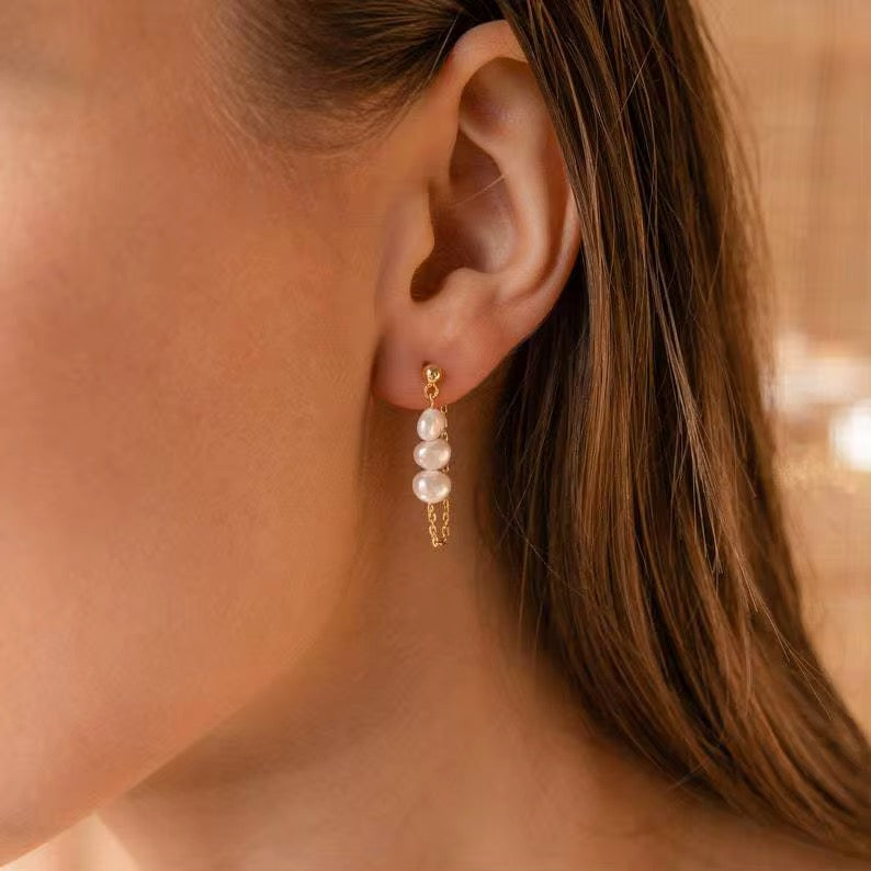 Boucles d’oreilles pendantes avec chaîne dorée ultra fine et des perles naturelles 