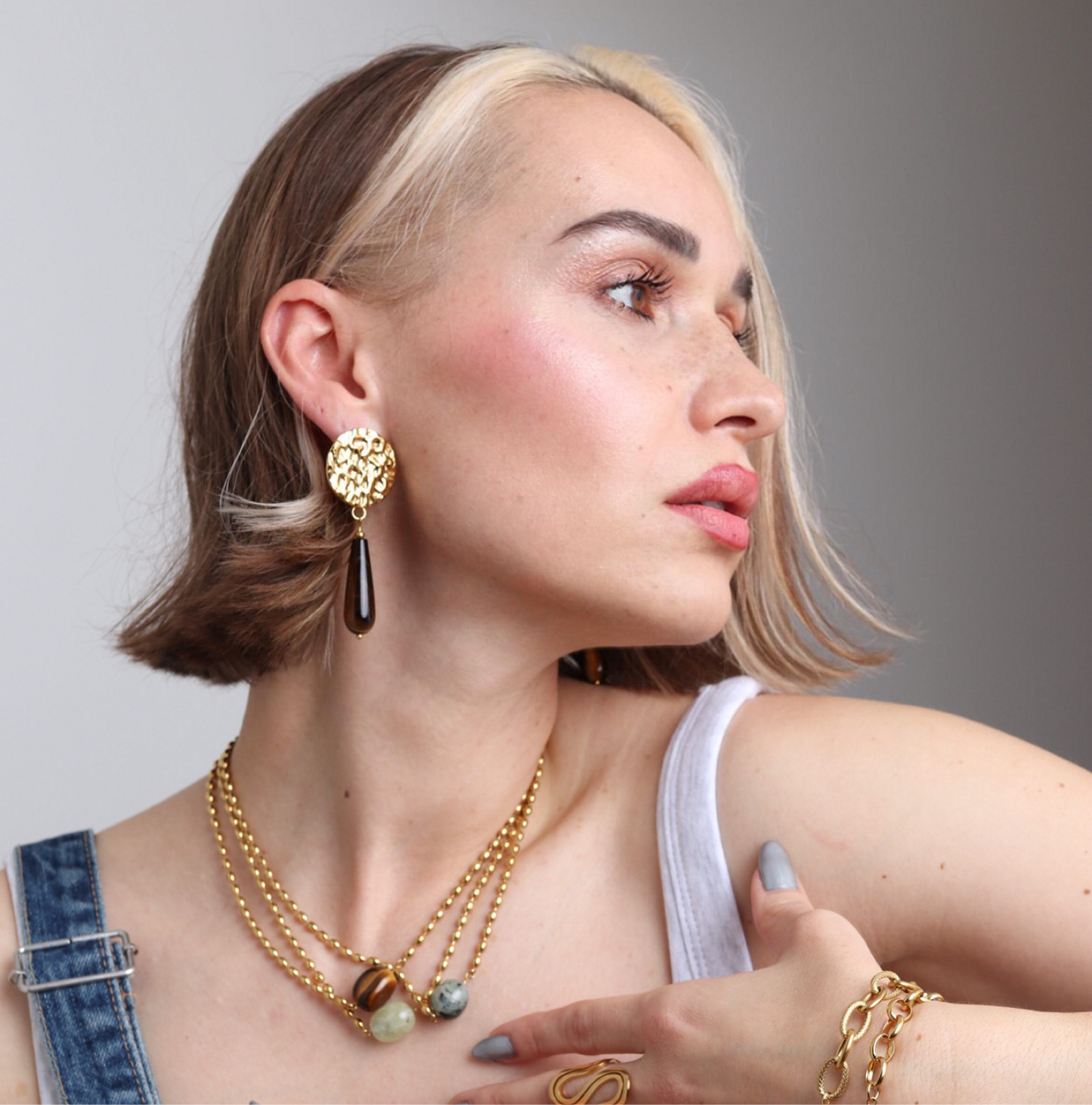 Boucles d’oreilles pendantes en œil de tigre – pierre de protection | L’Or Didon