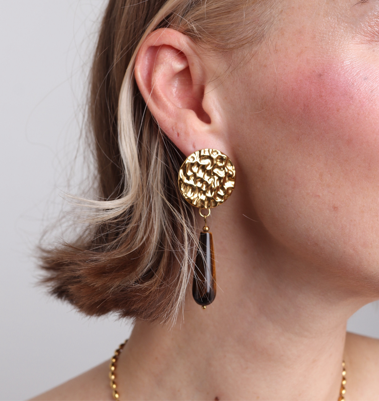 Boucles d’oreilles pendantes en œil de tigre – pierre de protection | L’Or Didon