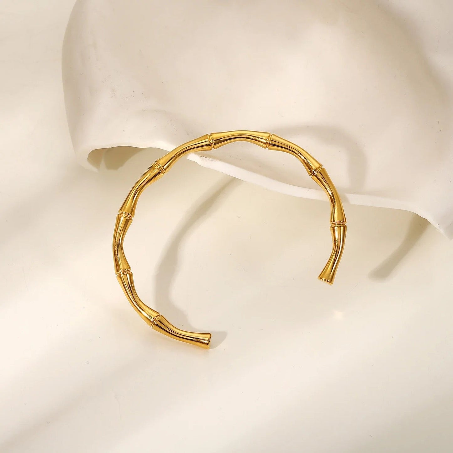 Bracelet doré ouvert avec relief bambou vu du dessus