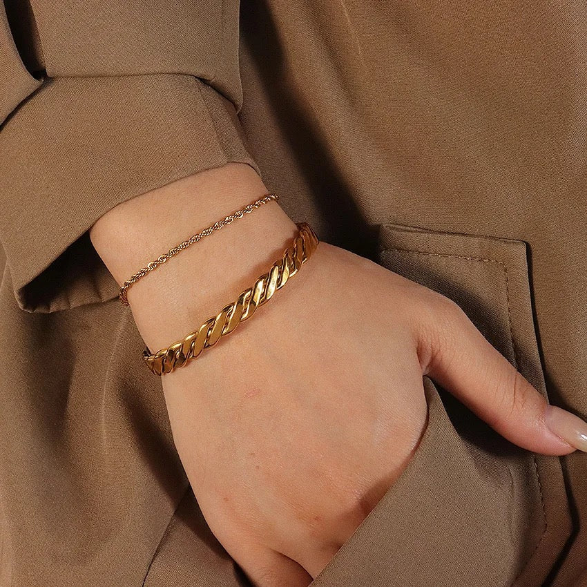 Femme portant le bracelet jonc torsadé doré au poignet