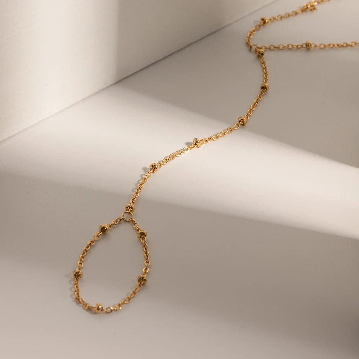Bracelet de doigt et main chaîne perlée – bijou délicat