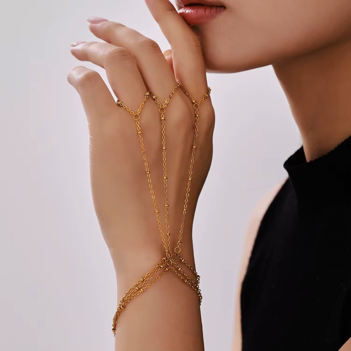 Bracelet de main chaîne perlée – bijou de main minimaliste élégant