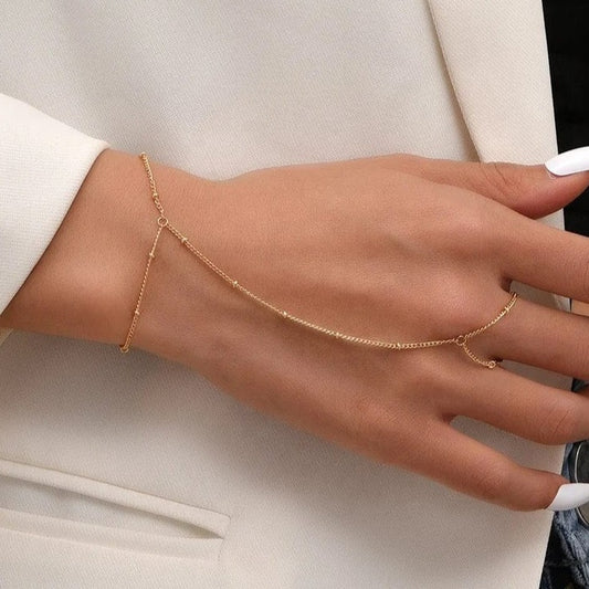 Bracelet de doigt et main chaîne perlée bijou délicat