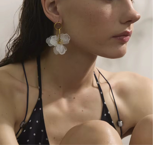 Flora : Boucles d’oreilles fleurs en résine blanche  – Acier chirurgical doré, légères & élégantes
