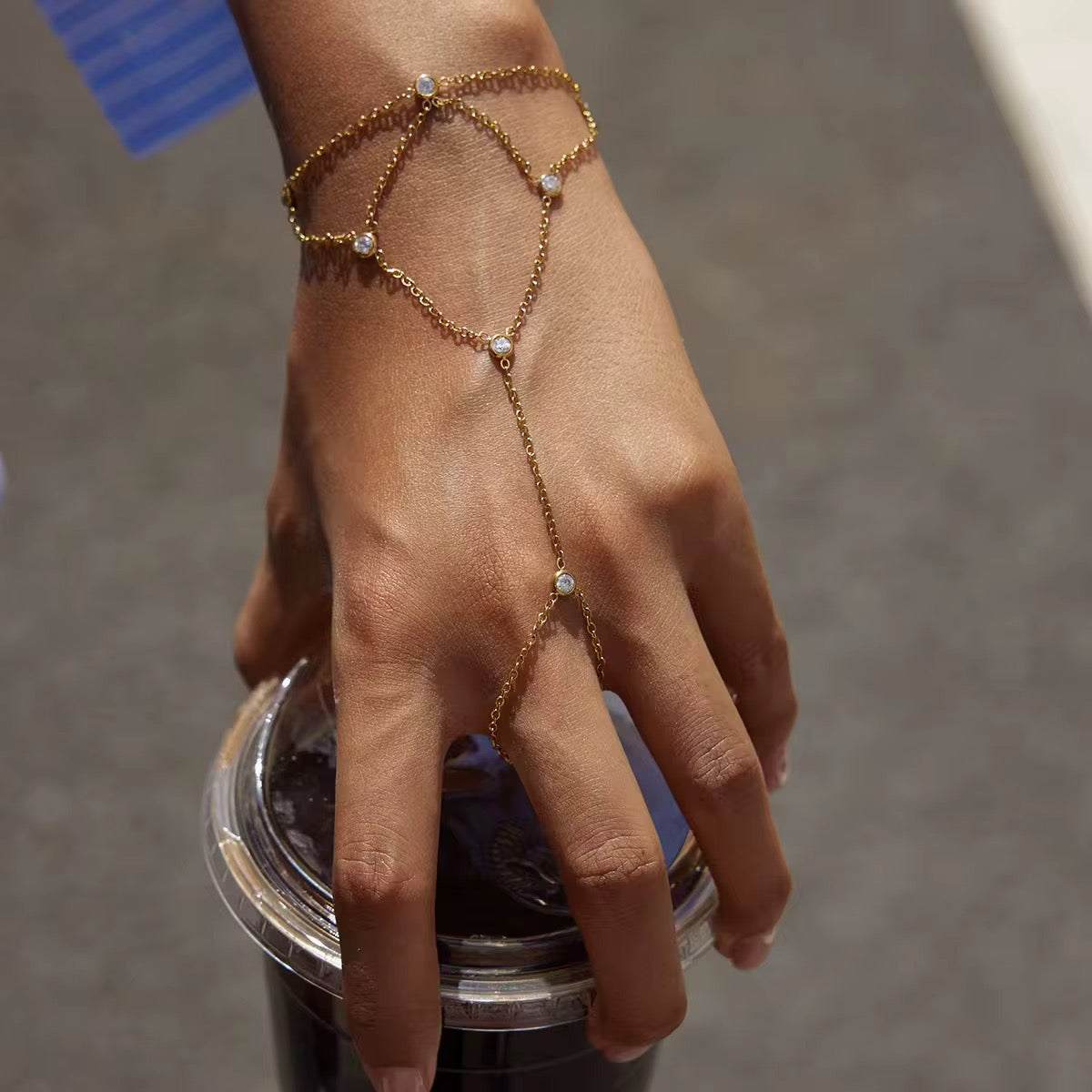 Un bijou de main orné de pierre de zirconium élégant et tendance L'or Didon