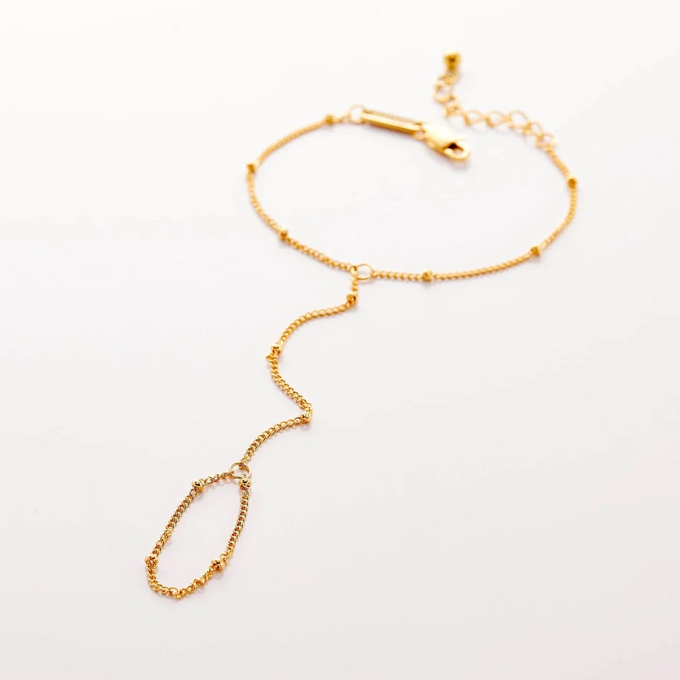 Chaîne de main fine perlée – bijou de doigt tendance