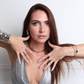 Choker Dalia couleur argentée porté avec un top métallisé et des bagues argentées