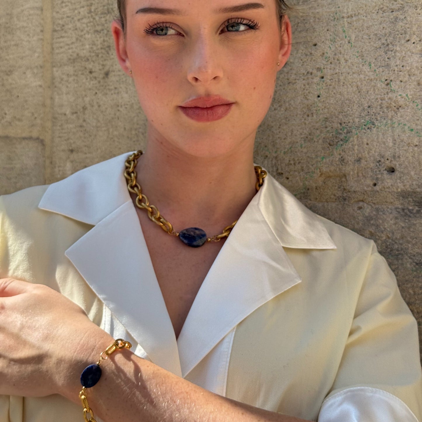 Collier Lydie grosse chaîne dorée avec pierre naturelle bleue au centre 
















inspiration collier Loulou kitchen 