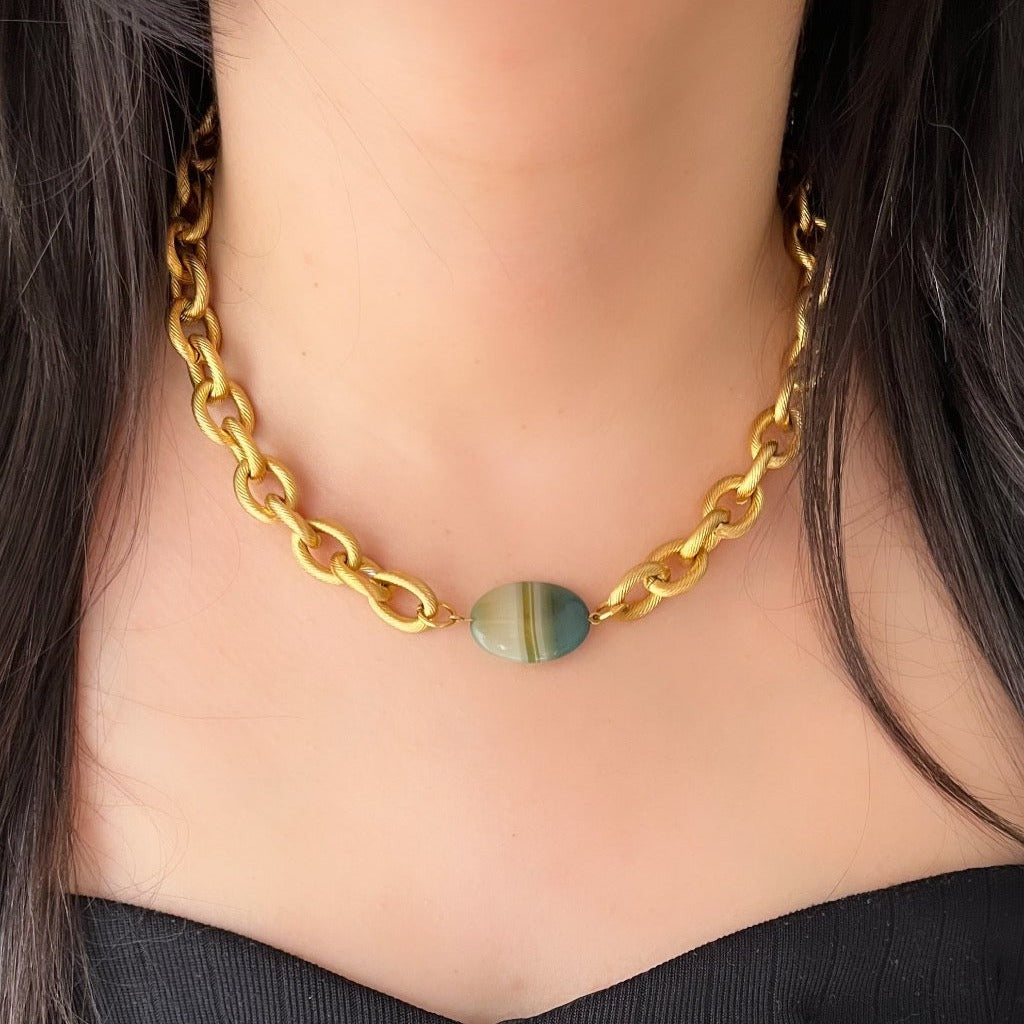 Collier choker Lydie grosse chaîne dorée avec pierre naturelle verte au centre inspiration collier Loulou kitchen 