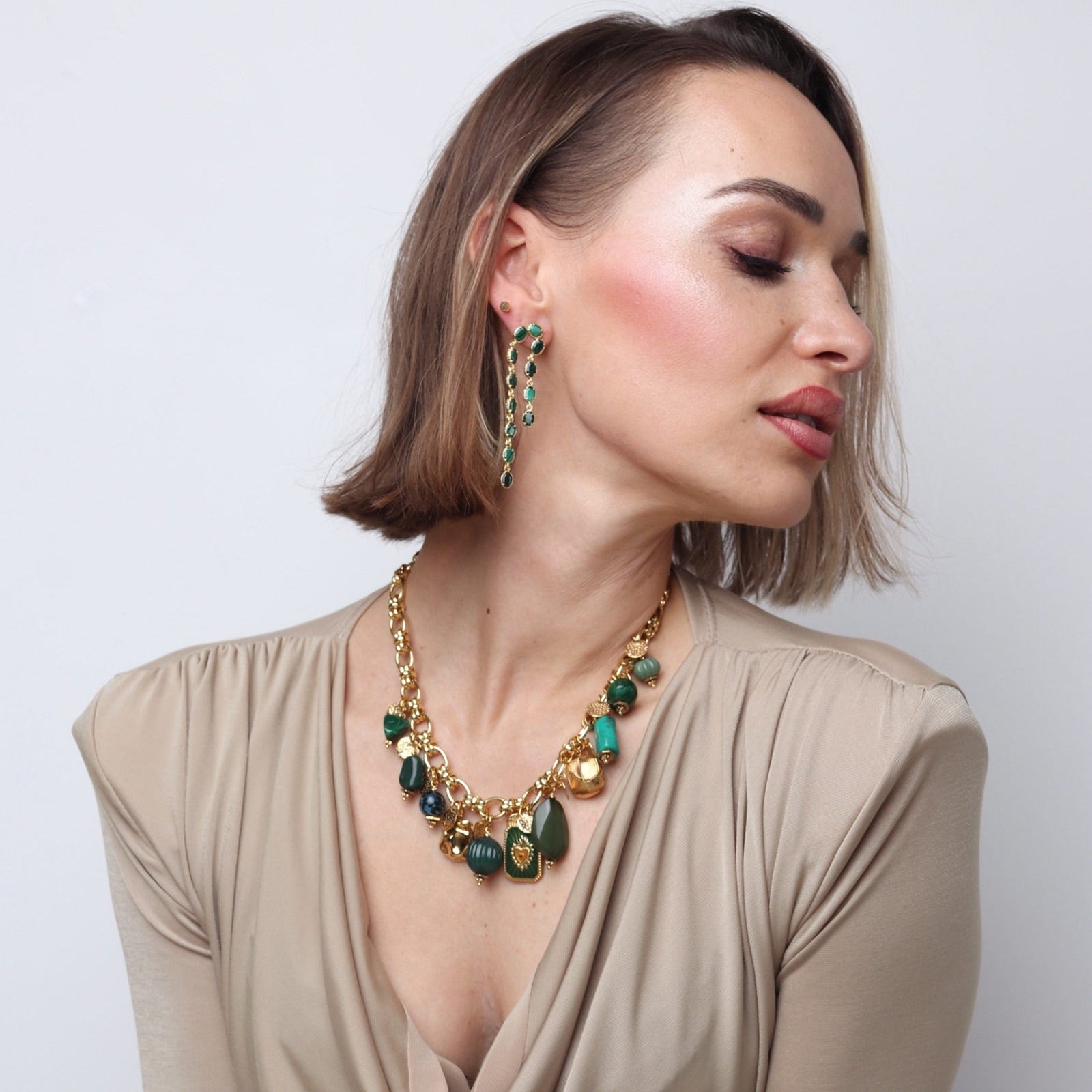 Collier Spring– Collier doré 18 carats sublimé de charms vert en pierres naturelles, résine et verre | L’Or Didon Paris