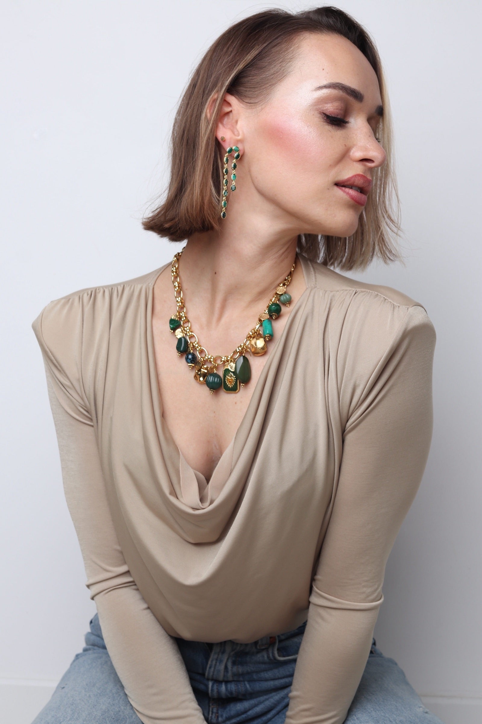 Collier doré et vert en pierres naturelles vertes, résine et verre 