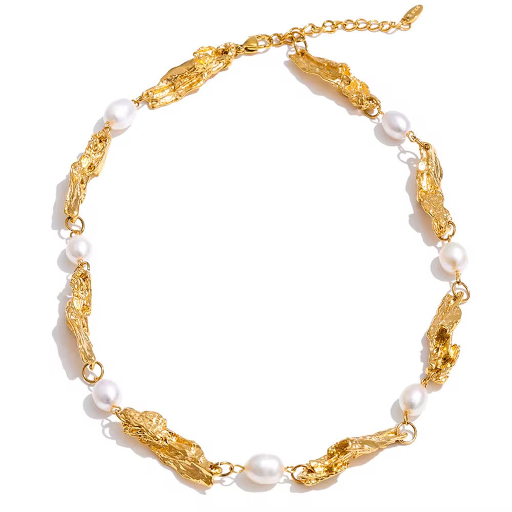 Collier en perles naturelles et acier inoxydable trempé à l’or fin 18K. Ce collier en perles moderne au design texturé style rock chic est résistant à l’eau et intemporel, signé L’Or Didon.