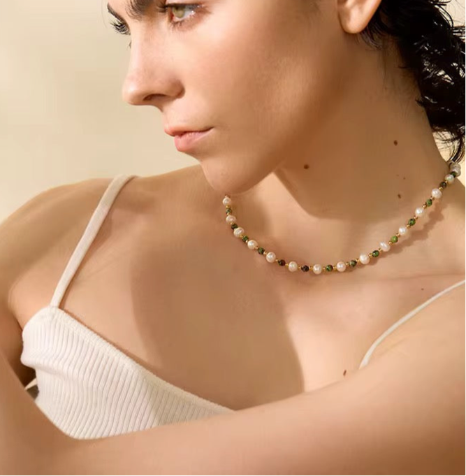 Collier Nour en perles naturelles blanches et pierres semi-précieuses vertes