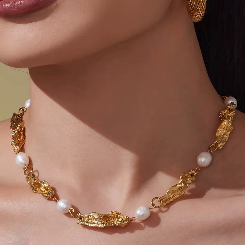 Collier en perles naturelles et acier inoxydable trempé à l’or fin 18K. Collier en perles moderne au design texturé style rock chic, résistant à l’eau et intemporel, signé L’Or Didon.