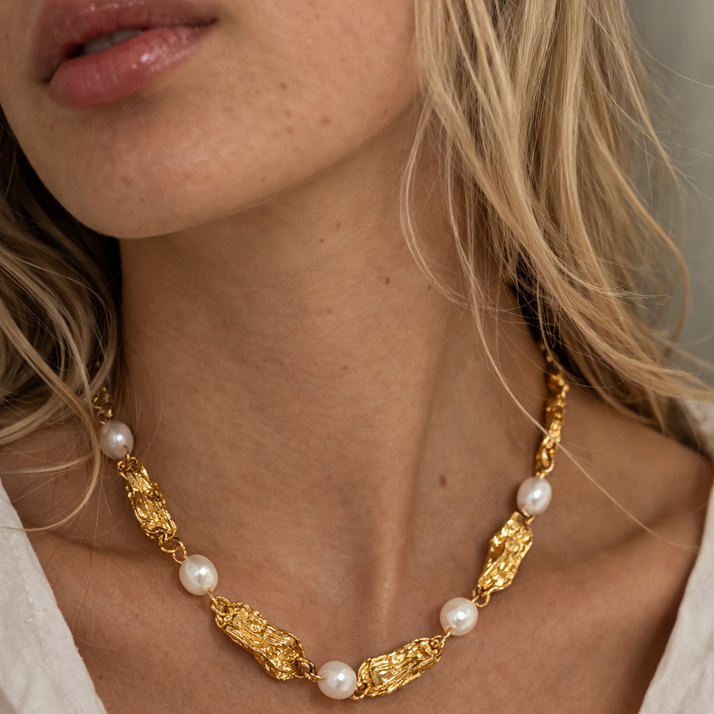 Collier en perles naturelles et acier inoxydable trempé à l’or fin 18K. Collier en perles moderne au design texturé style rock chic, résistant à l’eau et intemporel, signé L’Or Didon.