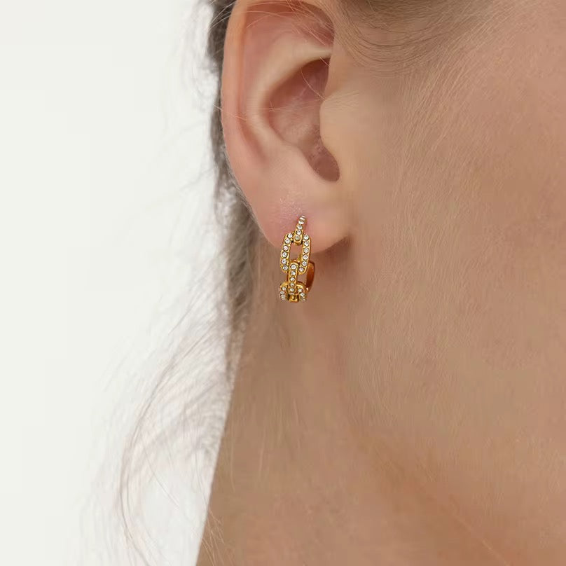 Femme portant les mini créoles ornées de pierres de zirconium