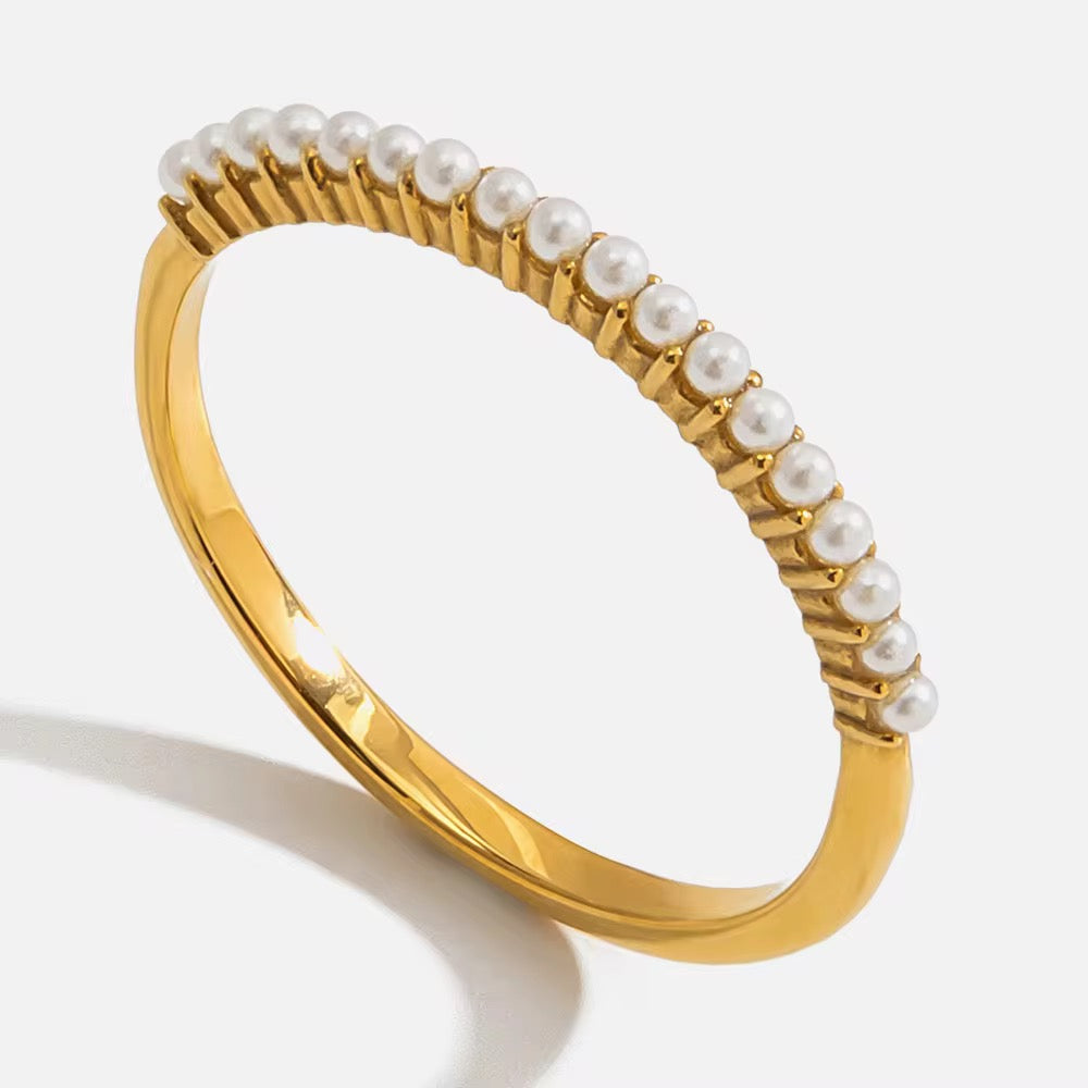 Bague en acier inoxydable dorée ornée de perles blanches
