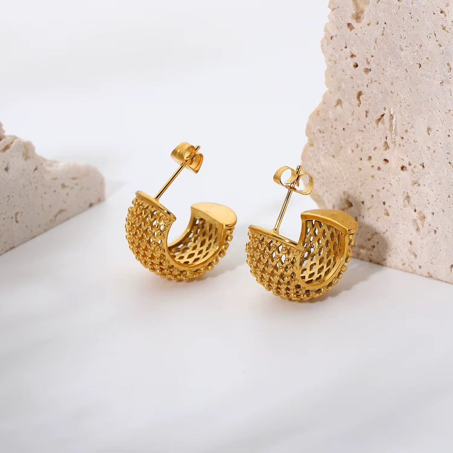 Ella : Boucles d’oreilles créoles dorées en acier chirurgical couvertes de couches fines d’or