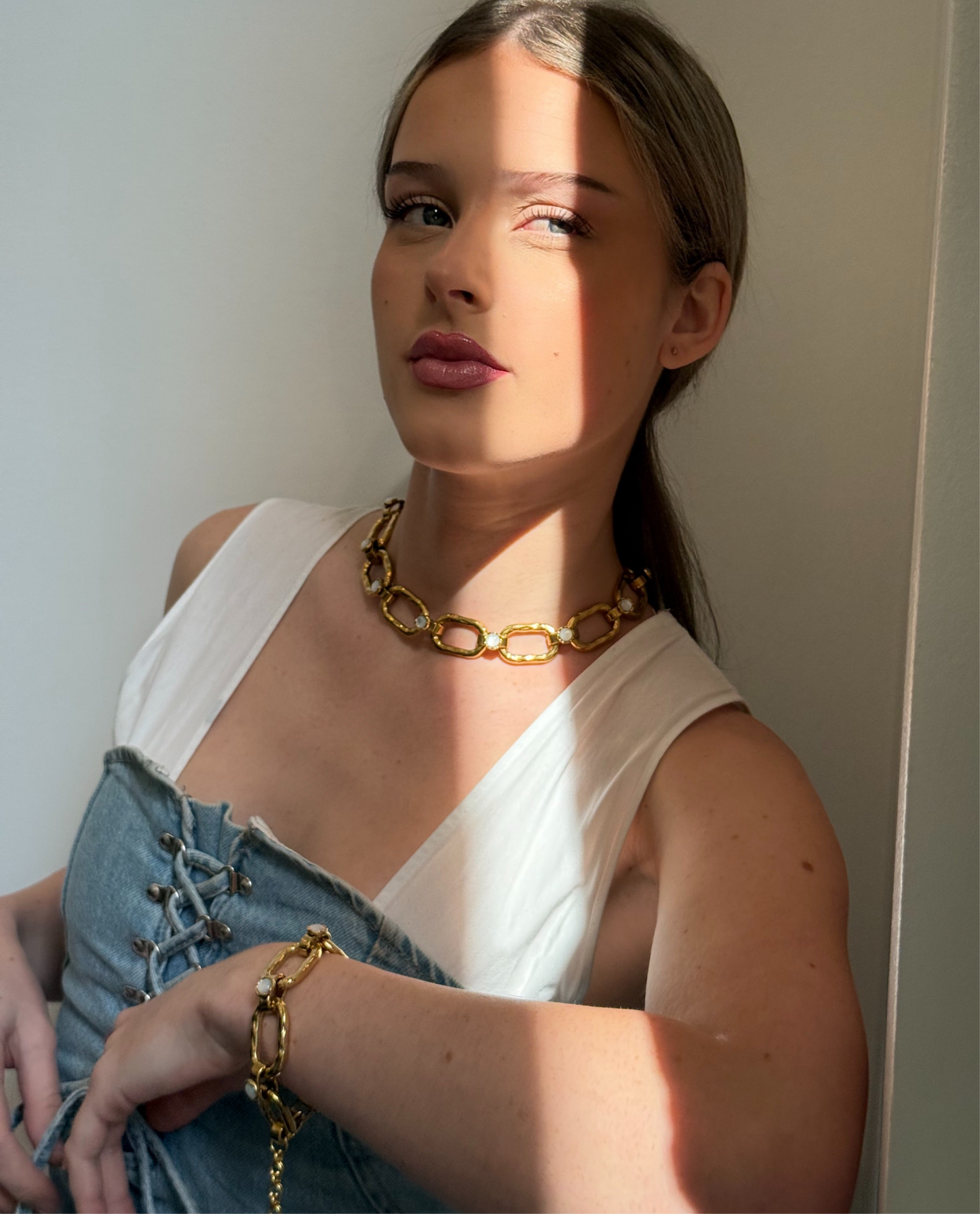 Collier choker gros maillons dorés ornés de  pierres de nacre blanches : Maïwenn