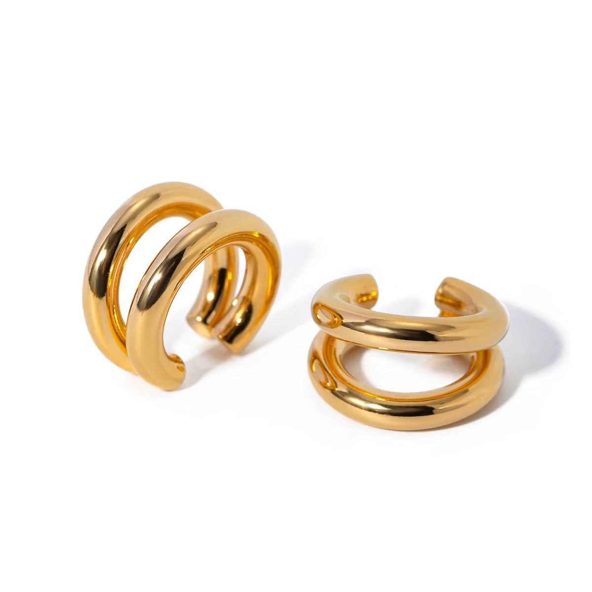 Gros plan sur l’ear cuff Alba à double anneau doré porté sans piercing
