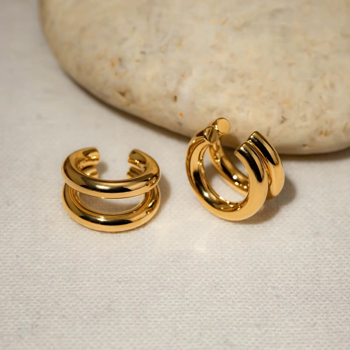 Paire d’ear cuffs Alba à double anneau doré dans une lumière naturelle