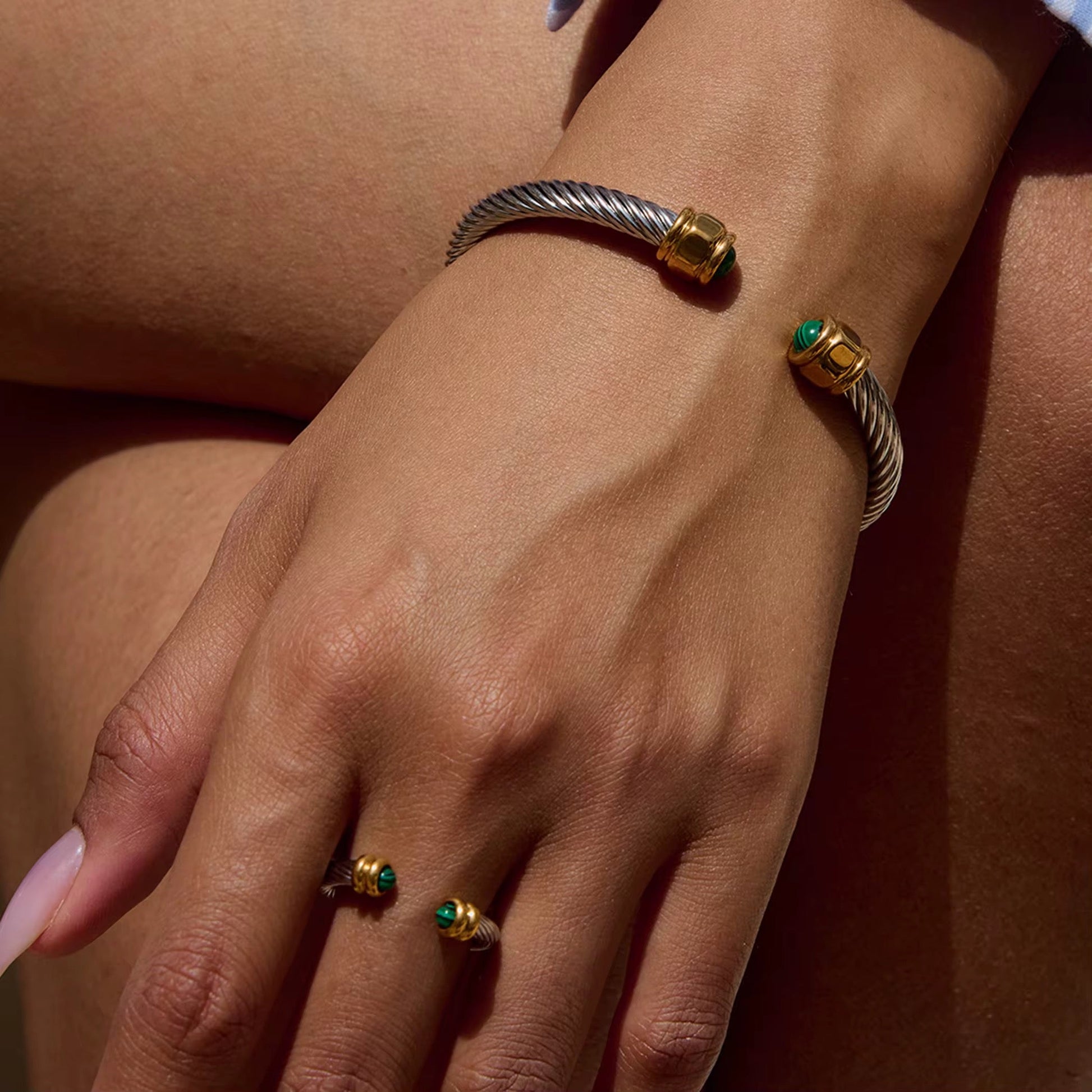 Juliette : Jonc Doré Ajustable avec Cabochons de Pierres Naturelles L'or Didon