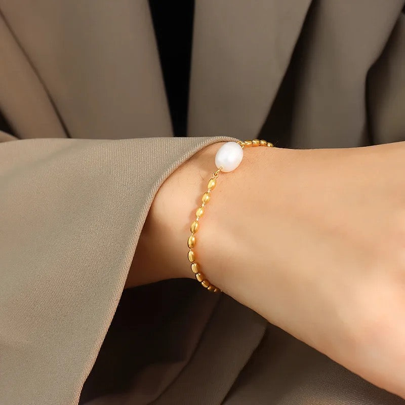 Unique : Bracelet doré avec une perle d'eau douce