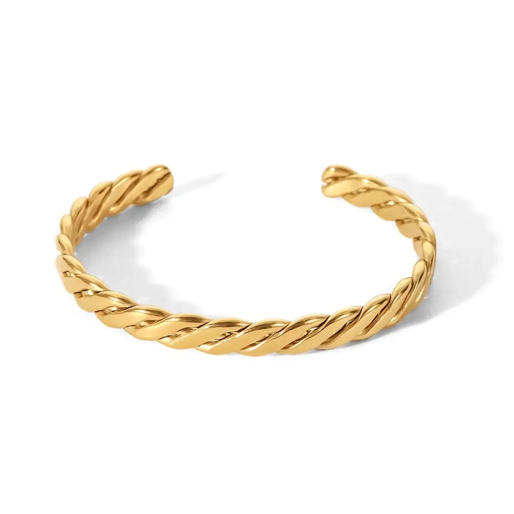 Détail du bracelet doré avec finition torsadée