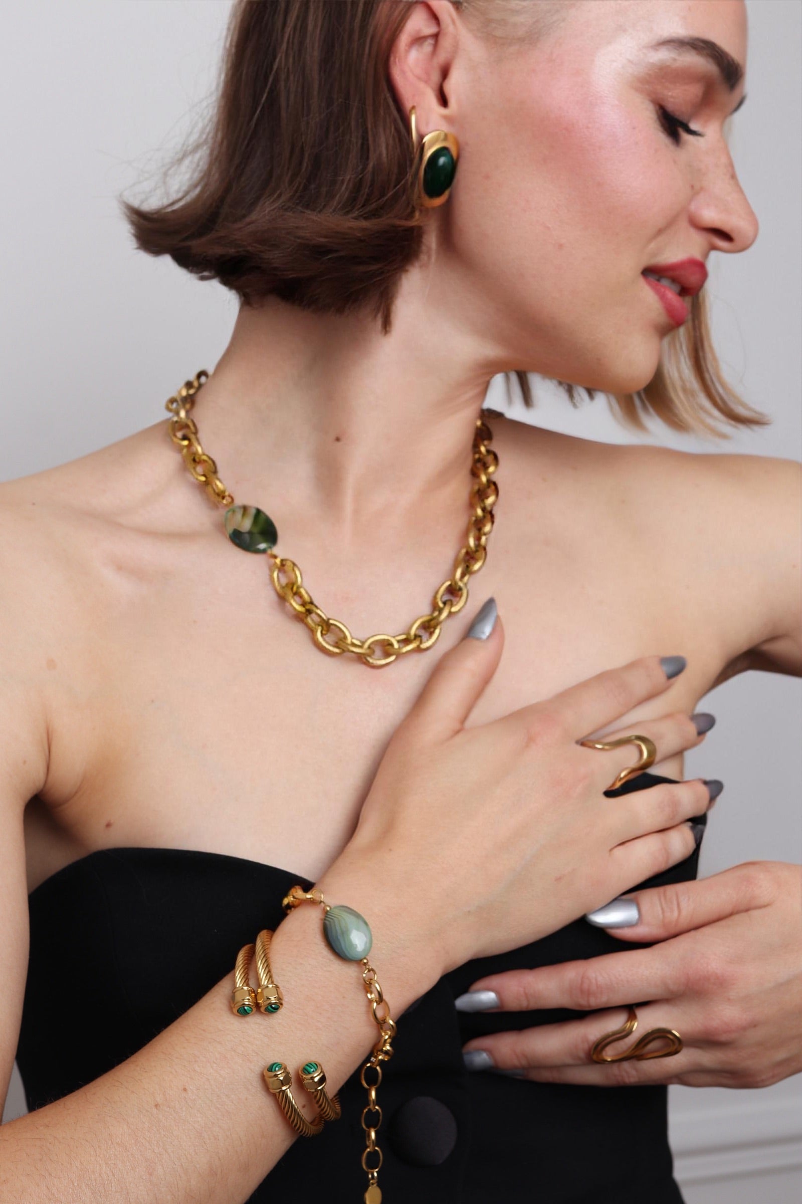 Collier Lydie grosse chaîne doré avec pierre naturelle verte au centre inspiration collier Loulou kitchen 