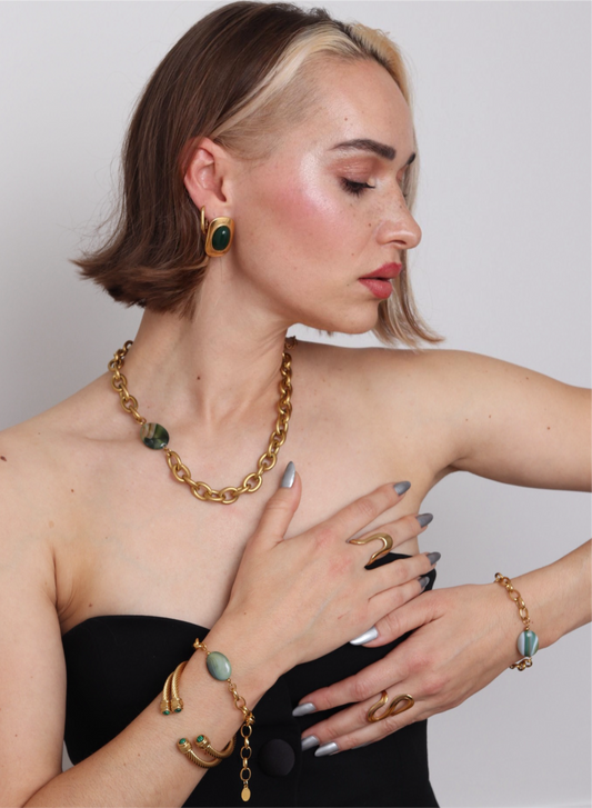 Collier Lydie grosse chaîne doré avec pierre verte au centre inspiration collier Loulou kitchen 