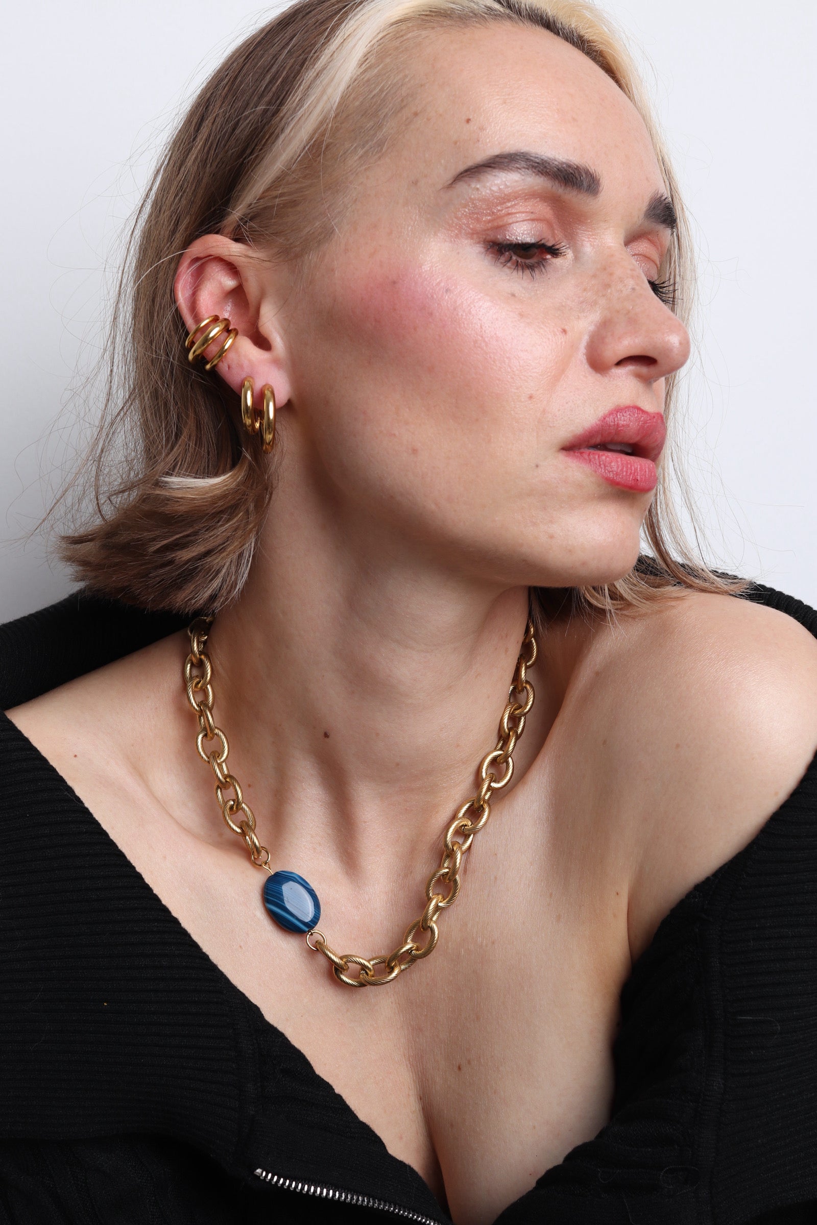 Collier Lydie grosse chaîne dorée avec pierre naturelle bleue au centre inspiration collier Loulou kitchen 