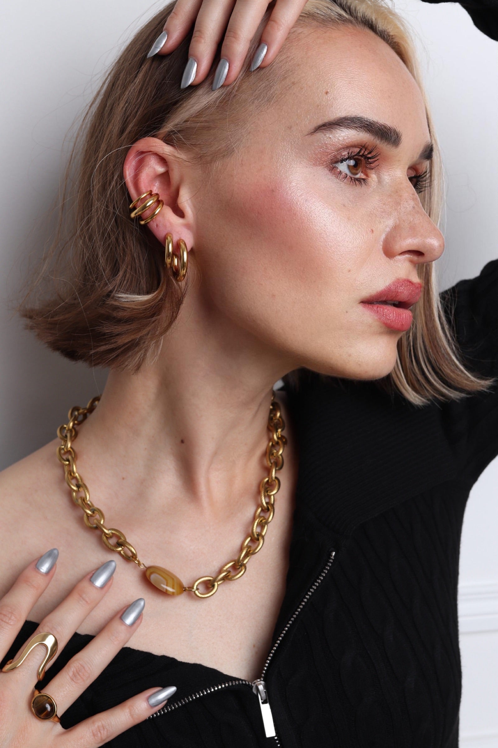 Collier Lydie grosse chaîne dorée avec pierre naturelle rose au centre inspiration collier Loulou kitchen 