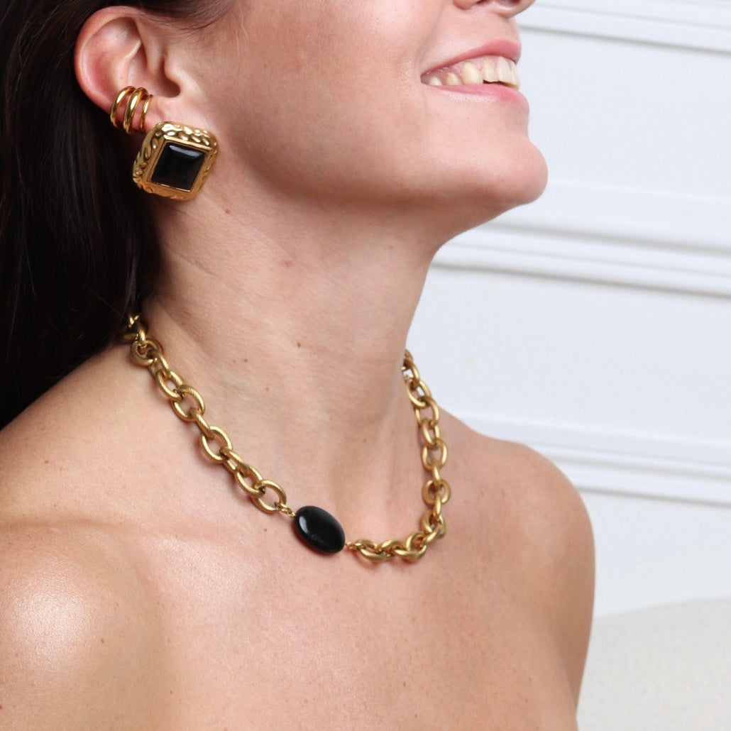 Collier Lydie grosse chaîne dorée avec pierre naturelle noir au centre inspiration collier Loulou kitchen 